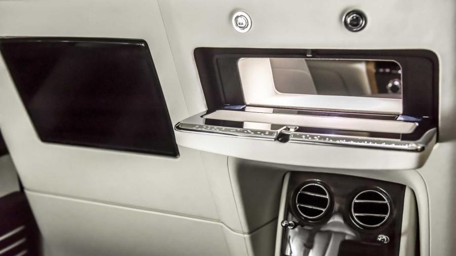 Детали интерьера Rolls-Royce Phantom Privacy Suite 2019 года  (фото 8 из 11)